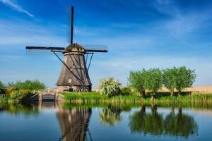 moinhos de vento às kinderdijk dentro Holanda. Países Baixos foto