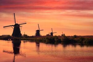 moinhos de vento às kinderdijk dentro Holanda. Países Baixos foto