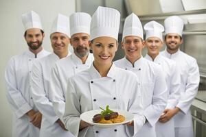 ai gerado equipe do chefe de cozinha cozinha apresentando pratos foto