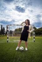 retrato do uma lindo mulher futebol jogador dentro uma rigoroso escritório terno. foto