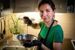 mulher cozinhando saboroso derretido chocolate em mesa dentro cozinha. foto