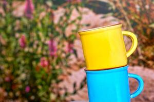 amarelo azul cerâmico copos, café chá bebidas, ervas remédio flores foto