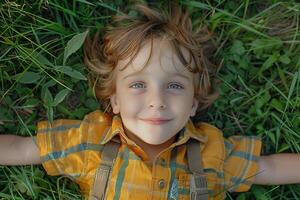 ai gerado retrato do uma feliz pequeno Garoto dentro campo deitado em a grama, topo Visão foto