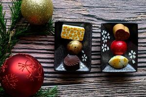 Natal decorações e pratos com delicioso caseiro chocolate foto