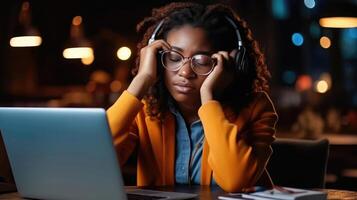 ai gerado drenado jovem mulher lutando fadiga às computador portátil foto