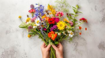 ai gerado mãos aguarde uma diverso ramalhete do brilhante, florescendo flores com vermelho, amarelo, roxo, branco, e laranja matizes, conjunto contra uma mudo, texturizado fundo. foto