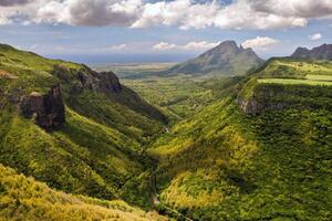 montanha panorama do a desfiladeiro em a ilha do maurício, verde montanhas do a selva do Maurícia foto