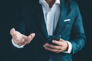 de empresário mãos trabalhando usando uma Móvel telefone foto