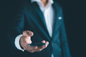 de empresário mãos trabalhando usando uma Móvel telefone foto