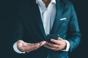 de empresário mãos trabalhando usando uma Móvel telefone foto