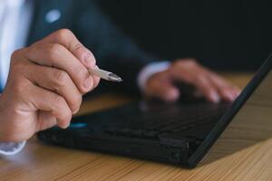 fechar-se do o negócio pessoas trabalhando com caderno computadores e usando Móvel telefones, conversando, conversando, trabalhando dentro a escritório escrivaninha do a escritório foto