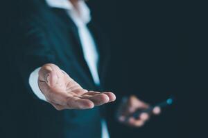 de empresário mãos trabalhando usando uma Móvel telefone foto