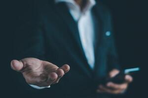 de empresário mãos trabalhando usando uma Móvel telefone foto