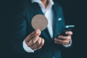 de empresário mãos trabalhando usando uma Móvel telefone foto