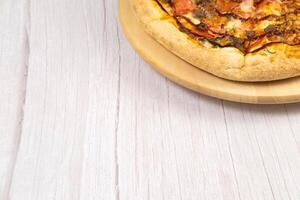 delicioso ampla pizza com bacon e espinafre em uma luz de madeira fundo foto