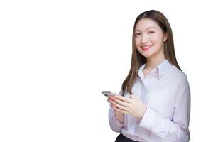 jovem ásia profissional trabalhando mulher usa Smartphone para bate-papo dentro digitalização e trabalhos às a escritório enquanto isolado branco fundo. foto