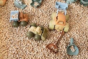 uma moderno crianças caixa de areia com brinquedos. caixa de areia enchimento dentro a Formato do de madeira pequeno de madeira cubos foto