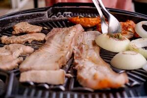 seletivo focado Samgyeopsal ou coreano churrasco, carne de porco barriga em grelhar frigideira. foto