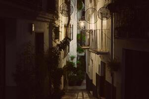 horizontal fotografia do calle adentro às noite, a a maioria lindo e famoso rua dentro a cidade do quesada dentro a província do jaen. viagem e turismo conceito foto