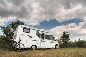 uma período de férias viagem dentro uma autocaravana, uma descansar dentro uma furgão foto