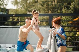 dentro verão, Papai leva a criança Fora do a ao ar livre piscina foto