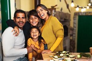 feliz hispânico família desfrutando feriados juntos às casa foto