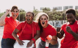 futebol fãs tendo Diversão torcendo seus favorito equipe - futebol esporte entretenimento conceito foto