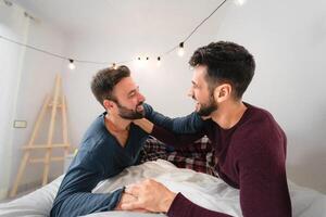 feliz gay casal tendo concurso momentos dentro quarto - homossexual amor relação e gênero igualdade conceito foto