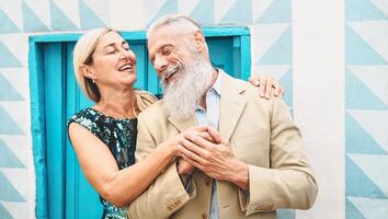 feliz moda Senior casal abraçando e partilha Tempo juntos ao ar livre - Mais velho elegante aposentados pessoas a comemorar encontro aniversário - amor conceito e idosos relação estilo de vida foto