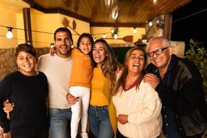 feliz hispânico família desfrutando feriados juntos às casa foto