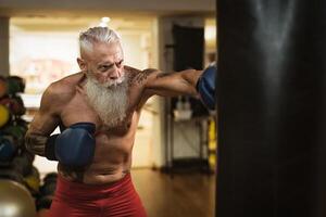 Senior homem boxe dentro esporte Academia Centro clube - saúde ginástica e desportivo atividade conceito foto