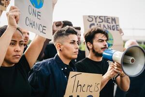 demonstração do multirracial ativistas protestando para clima mudança - global aquecimento conceito foto