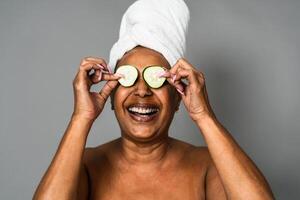 feliz africano Senior mulher tendo pele Cuidado spa dia - pessoas bem estar estilo de vida conceito foto