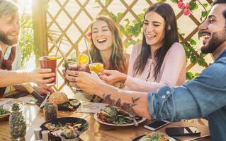 feliz amigos almoçando saudável Comida e bebendo batidos fresco frutas - jovem pessoas tendo Diversão comendo dentro café Escovar vintage Barra - saúde tendências e estilo de vida cultura conceito foto