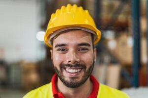 retrato do feliz jovem homem trabalhando dentro Entrega armazém - logístico e indústria conceito foto