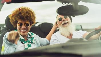 feliz Senior casal tendo Diversão dirigindo em Novo conversível carro - maduro pessoas desfrutando Tempo juntos durante estrada viagem Tour período de férias - idosos estilo de vida e viagem cultura transporte conceito foto