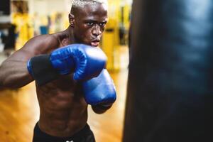 homem boxer Treinamento Difícil - jovem Preto cara boxe dentro esporte Academia Centro clube - saúde ginástica e desportivo atividade conceito foto