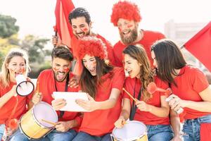 amigos futebol fãs assistindo futebol Combine evento em Móvel digital tábua - jovem louco pessoas tendo Diversão apoiando clube em esporte mundo campeonato - espectadores entretenimento estilo de vida conceito foto