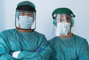 médicos vestindo pessoal protetora equipamento brigando contra corona vírus surto - saúde Cuidado e médico trabalhadores conceito foto