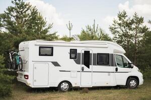 uma período de férias viagem dentro uma autocaravana, uma descansar dentro uma furgão foto