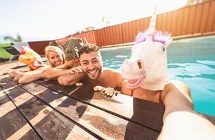 louco amigos selfie fazendo piscina festa vestindo bizarro mascarar - jovem pessoas tendo Diversão a comemorar verão dentro exclusivo tropical recorrer - amizade e juventude feriados estilo de vida conceito foto