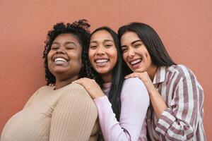 feliz multirracial amigos tendo Diversão sorridente juntos dentro frente do Câmera foto