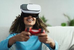 jovem africano mulher jogando conectados vídeo jogos - feliz jogador tendo Diversão em Novo tecnologia console com virtual realidade experiência - juventude milenar estilo de vida e tecnologia conceito foto