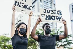 ativista movimento protestando contra racismo e brigando para justiça e igualdade - Preto vidas importam manifestantes foto