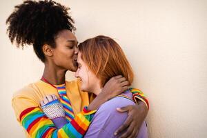 feliz fêmeas gay casal tendo concurso momentos ao ar livre - lgbt e amor relação conceito foto