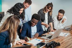 o negócio equipe do diverso pessoas fazendo estratégico planejamento trabalhos dentro moderno escritório - empreendedorismo conceito foto