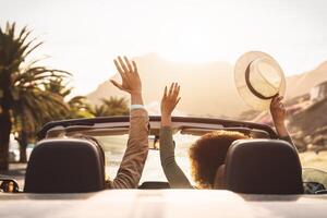 feliz jovem casal fazendo estrada viagem dentro tropical cidade - viagem pessoas tendo Diversão dirigindo dentro na moda conversível carro descobrindo Novo lugares - relação e juventude período de férias estilo de vida conceito foto