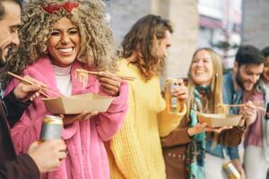 feliz amigos comendo rua Comida e bebendo cervejas ao ar livre - grupo na moda pessoas tendo velozes refeição juntos - juventude cultura e cidade estilo de vida conceito foto