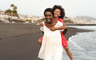 feliz africano família em a de praia durante verão feriados - afro americano pessoas tendo Diversão em período de férias Tempo - pais amor e viagem estilo de vida conceito foto