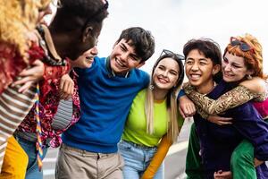 feliz jovem diverso amigos tendo Diversão suspensão Fora juntos - juventude pessoas milenar geração conceito foto